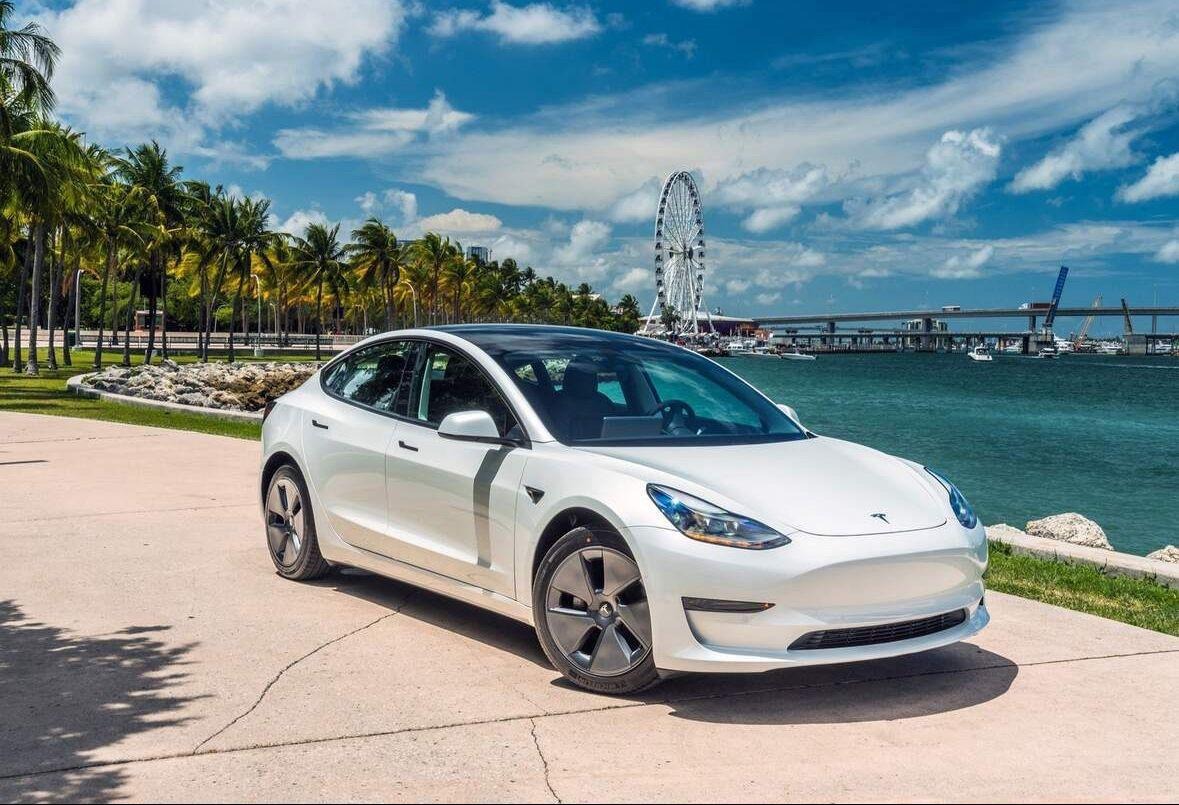Tesla Model 3 - Imagem 1